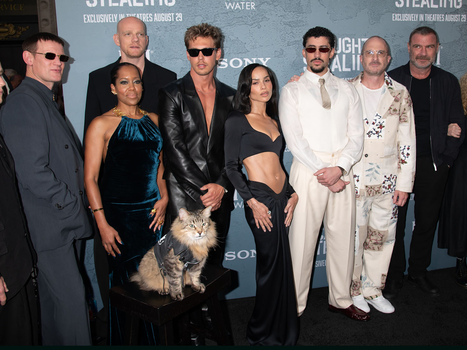 Austin Butler and Zoë Kravitz in Caught Stealing