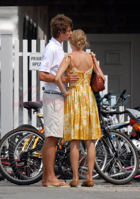 Taylor Swift crashes Kennedy wedding