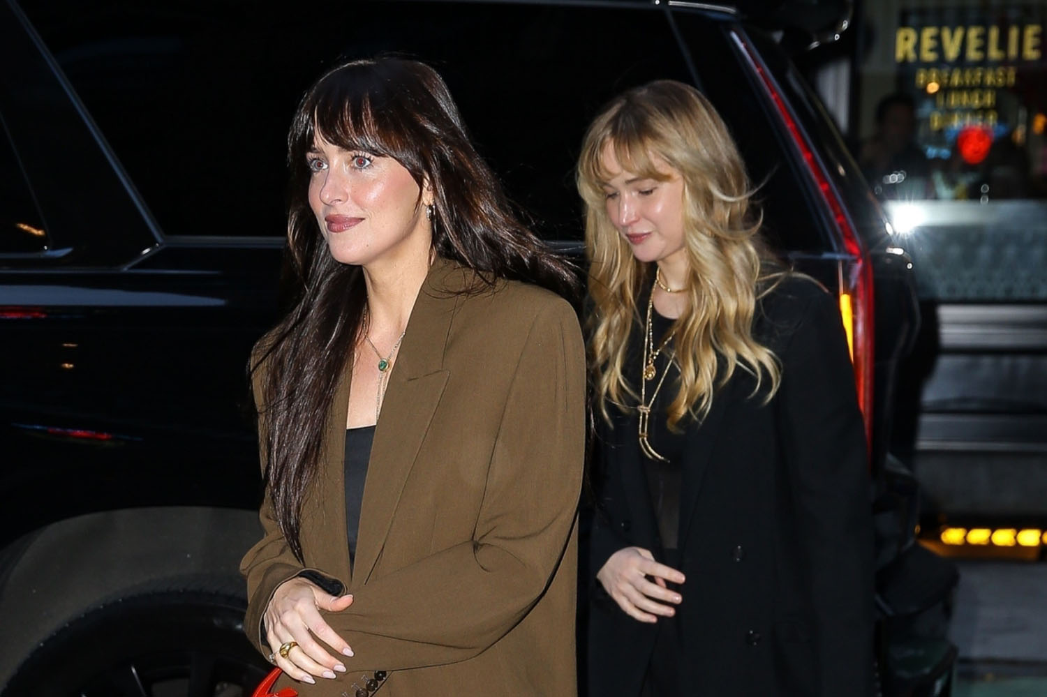JLaw & Dakota: matching hairstyles out for dinner
