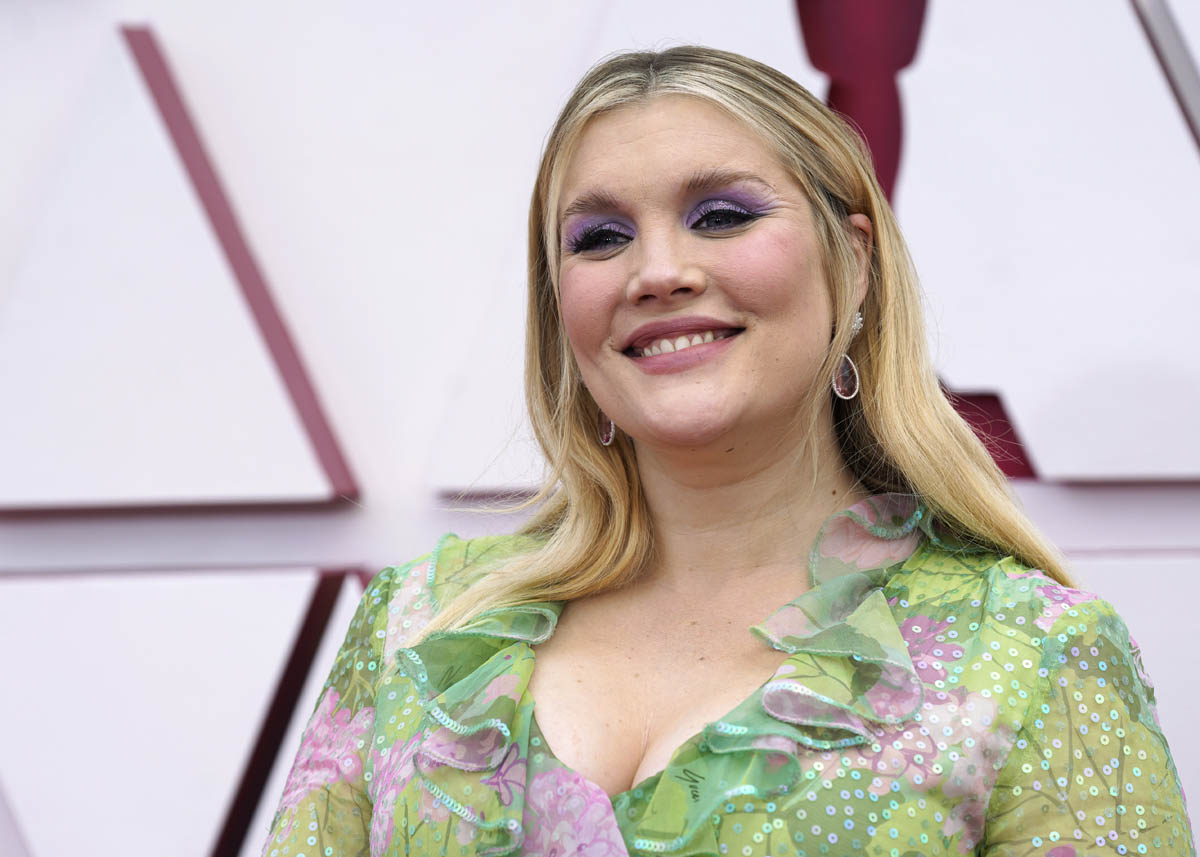 Emerald Fennell brings “shady pottery teacher” vibes to the Oscars