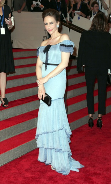 MET Powder Bluebell Sh-t: Vera Farmiga