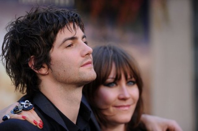 Bad hair and sh-tty posing with Jonas thighs