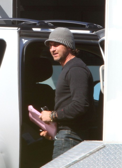 Does Shelfy like your hat?