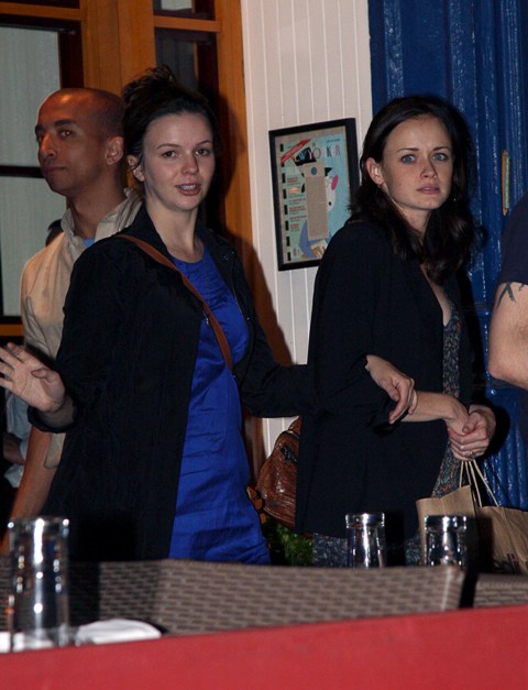 3 Sisters and a Dull