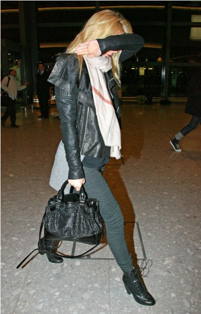 Gwyneth flies, Gwyneth sings