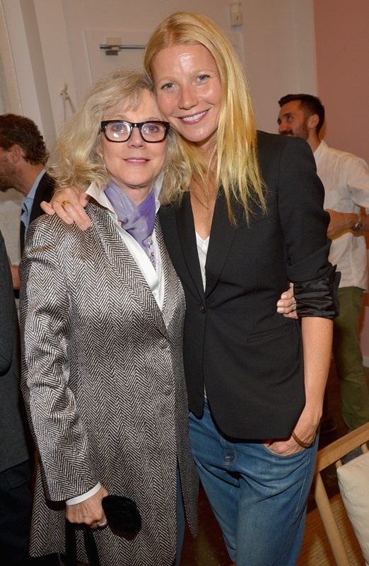 Gwyneth Cozies Up to Mommies