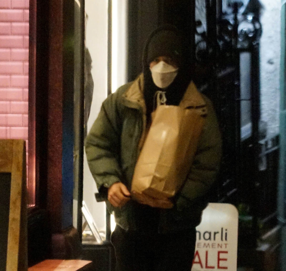 Harry Styles prepares a roast?