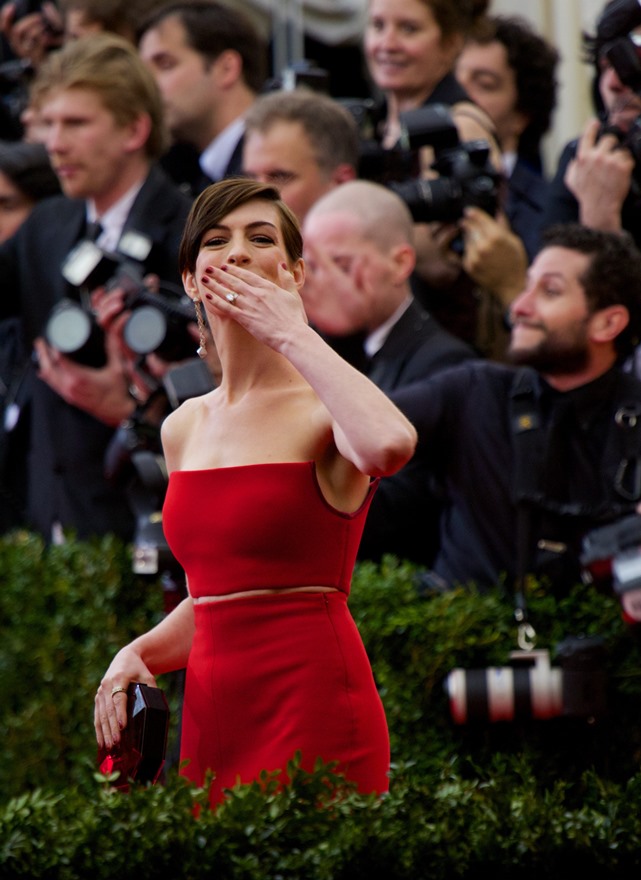Anne Hathaway: MET Red