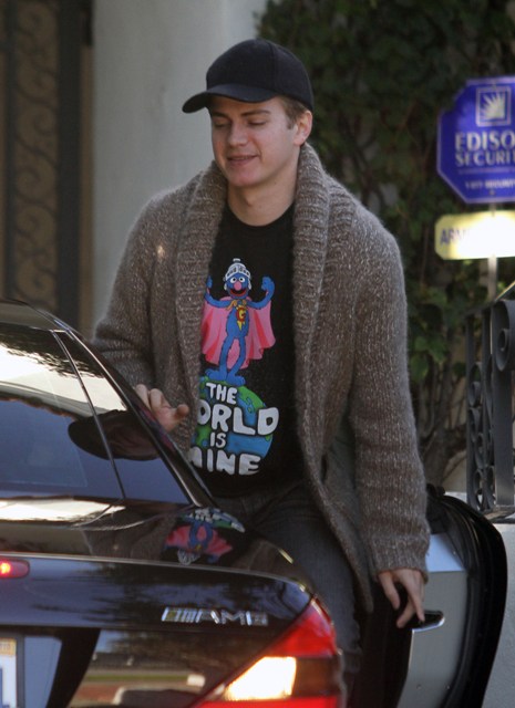 She likes his full face, he likes her plates