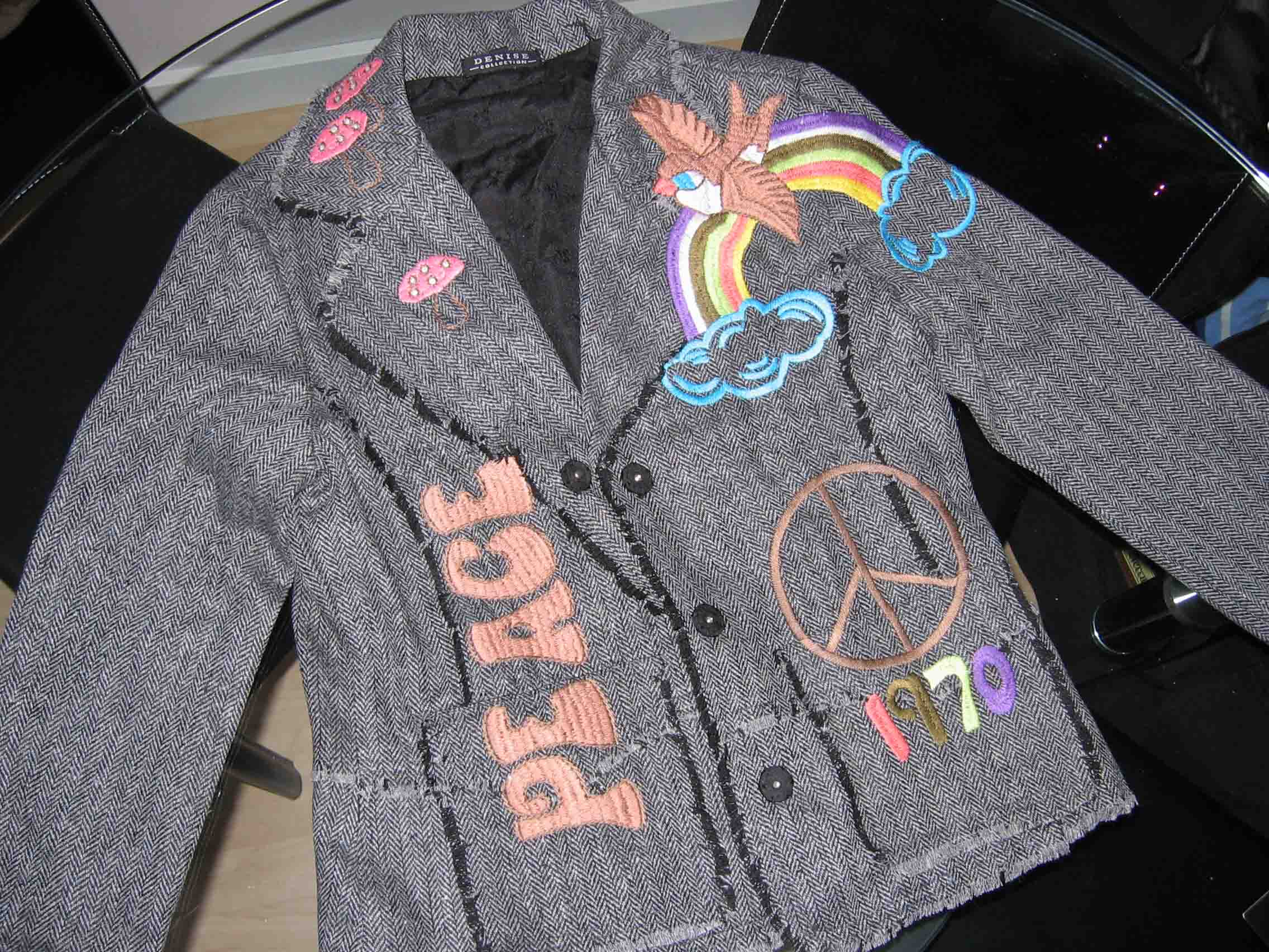 Amanda Peet needs help