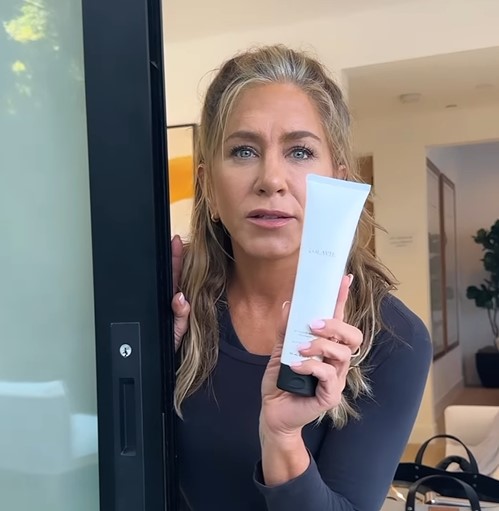 Jennifer Aniston: Proteins, Hair, and Fitness