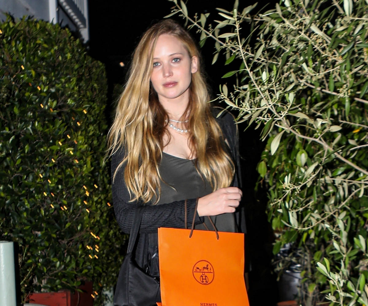 Jennifer Lawrence subs for Rihanna