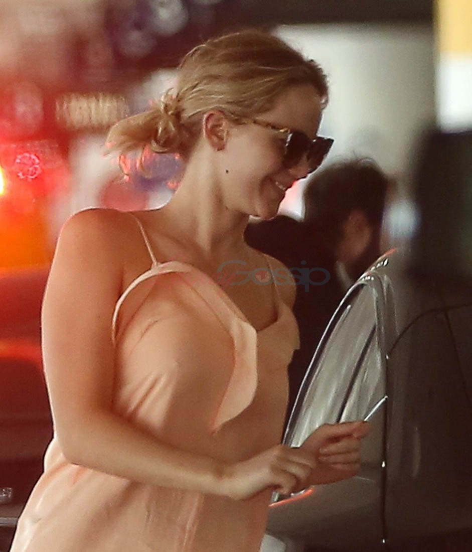 The Jennifer Lawrence airport pickup