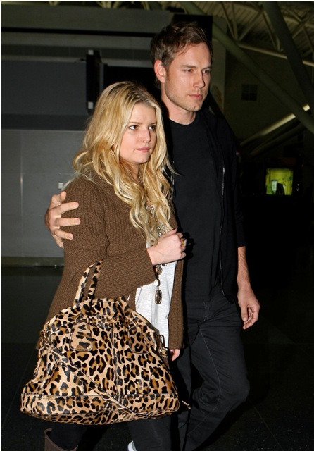 Porny hides her ring...and not