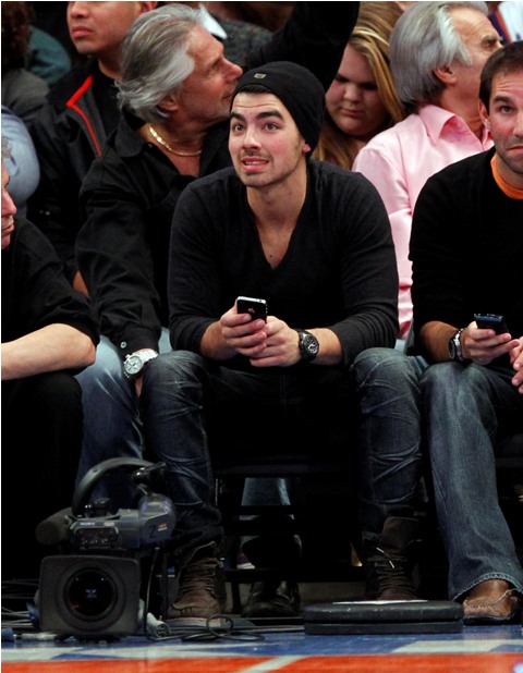 Who looks more uncomfortable?