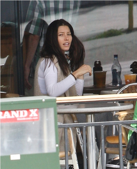 Justin at the Super Bowl: no Jessica, hi Olivia