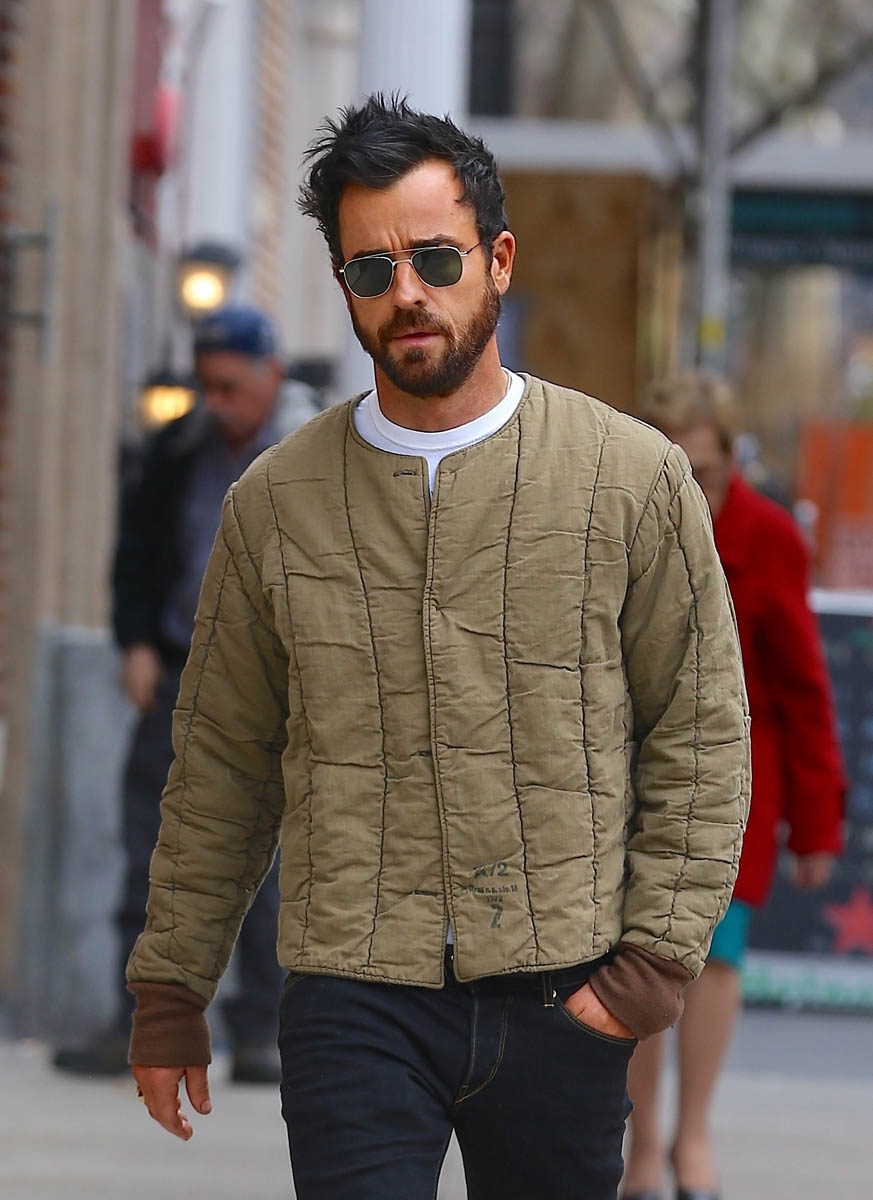 Justin Theroux hides his hand