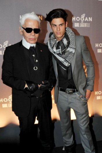 Karl’s throne, Karl’s stage