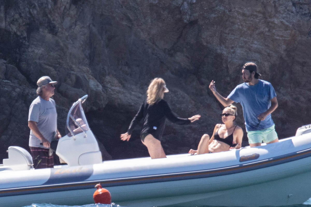 Kate Hudson’s Family Holiday