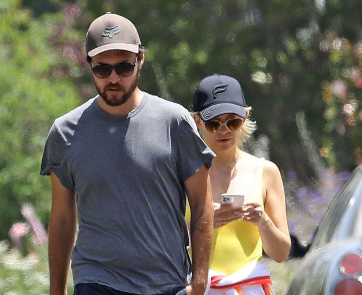 Kate Hudson ALSO has her Knives Out