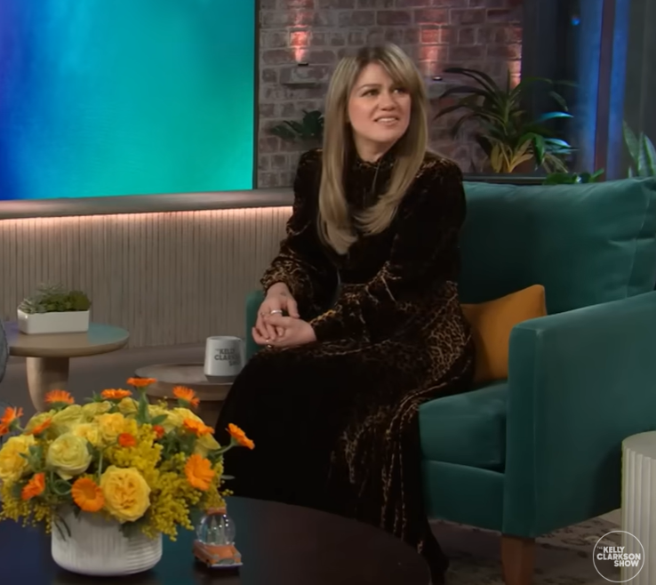 As Seen On Social Media: Traitors blue, Kelly Clarkson’s leopard and so much TV