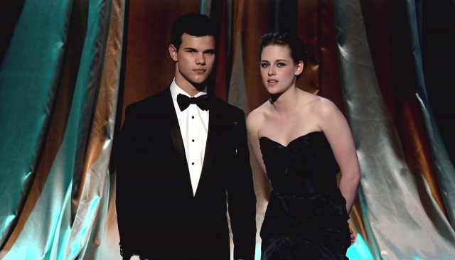 Oscar Side-Lean +  Awkward: Taylor Lautner/KStew