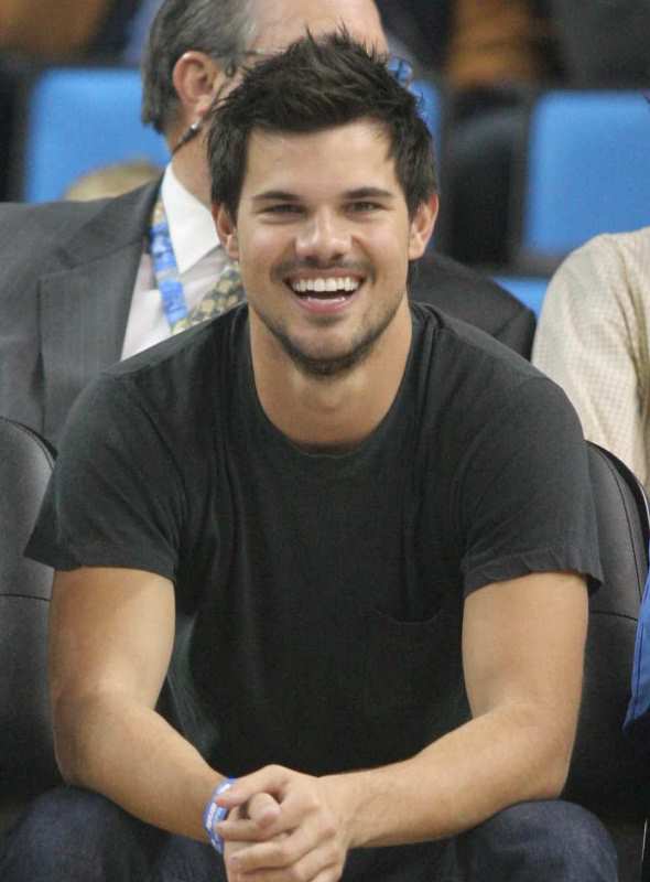 Taylor Lautner pod-personed Andy Samberg