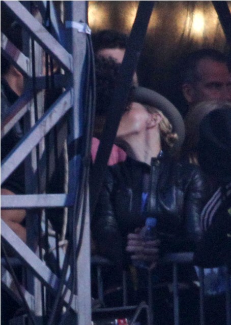 Madonna & Jesus: sidestage kissing