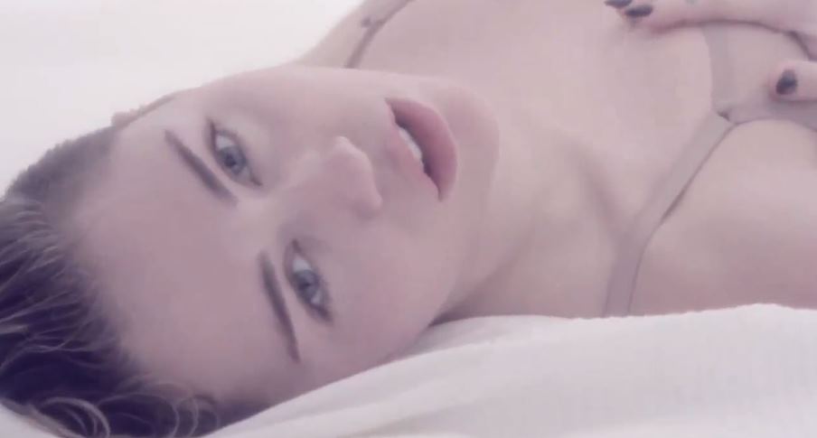 Miley adores herself for Christmas