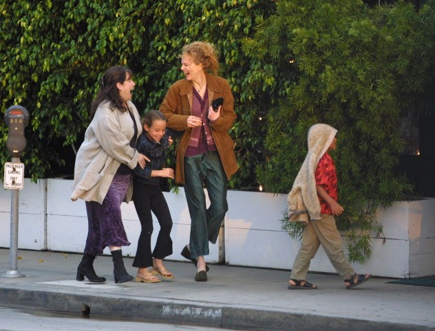 Isabella Cruise sees her mom ... “sometimes”