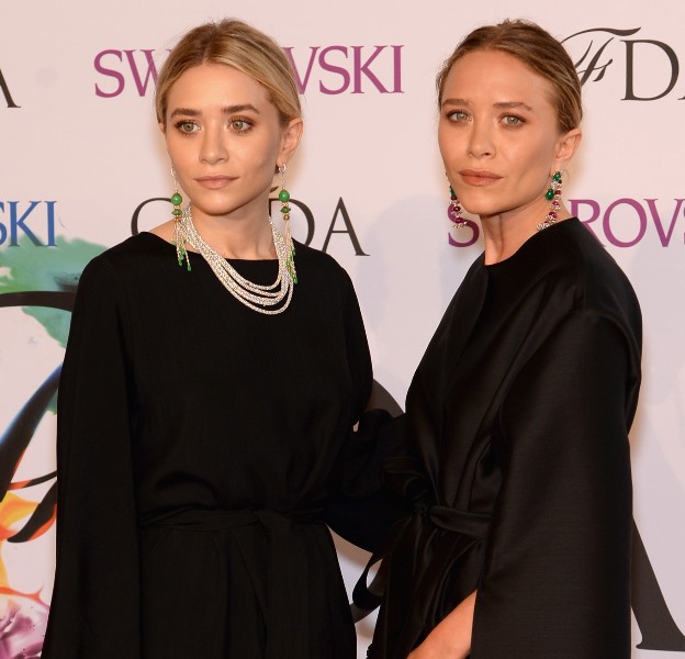 OMG. A kitten on a twin