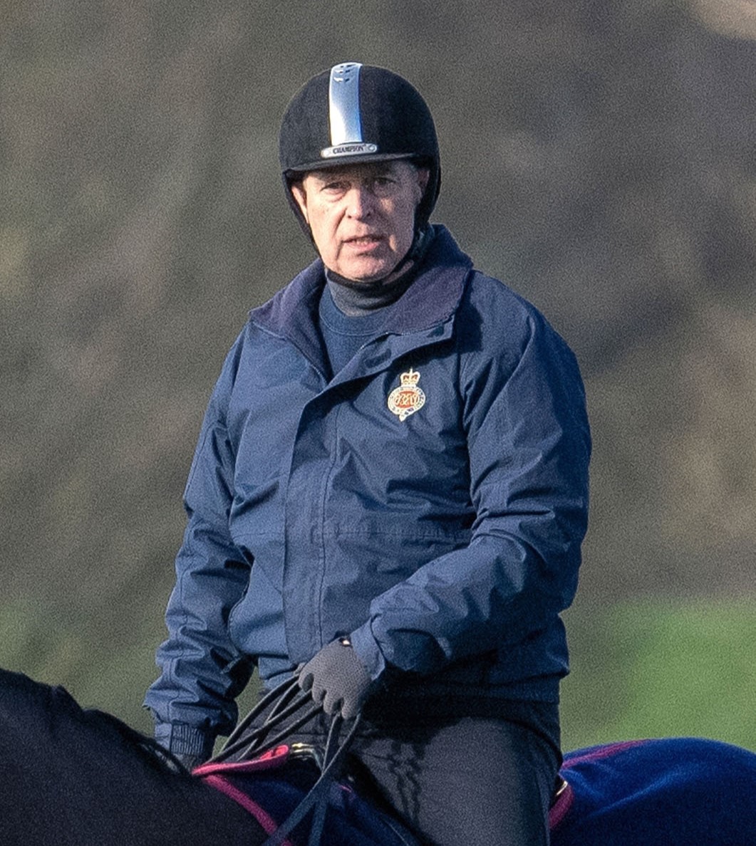 Prince Andrew: legs spread in the bath