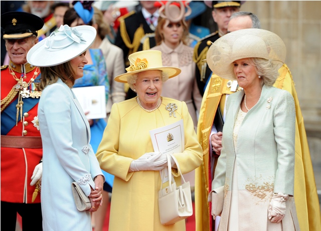 No gloves with the Queen & how it is with Kate