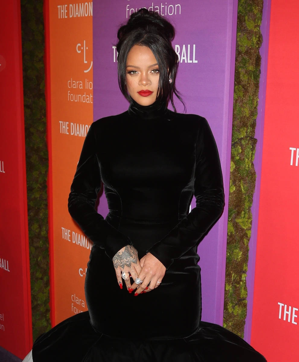 Rihanna puts up a signal