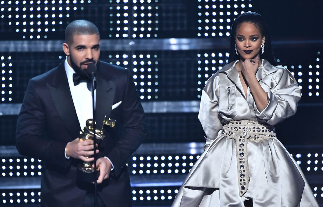 Rihanna’s VMAs Side-Kiss & Four Performances