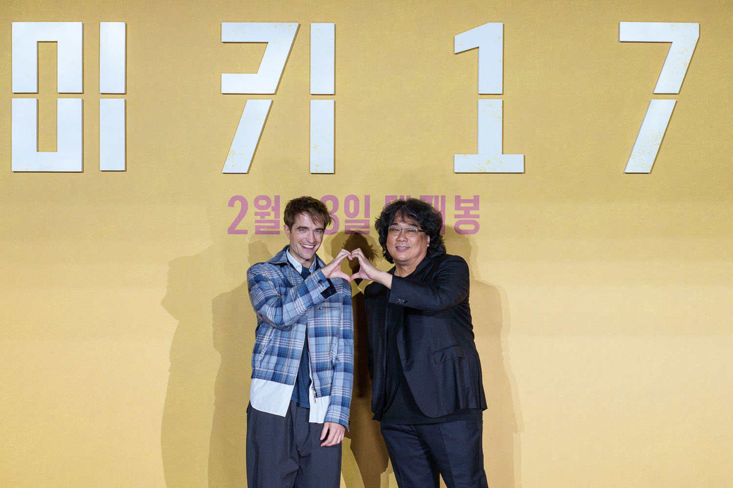 Robert Pattinson does aegyo