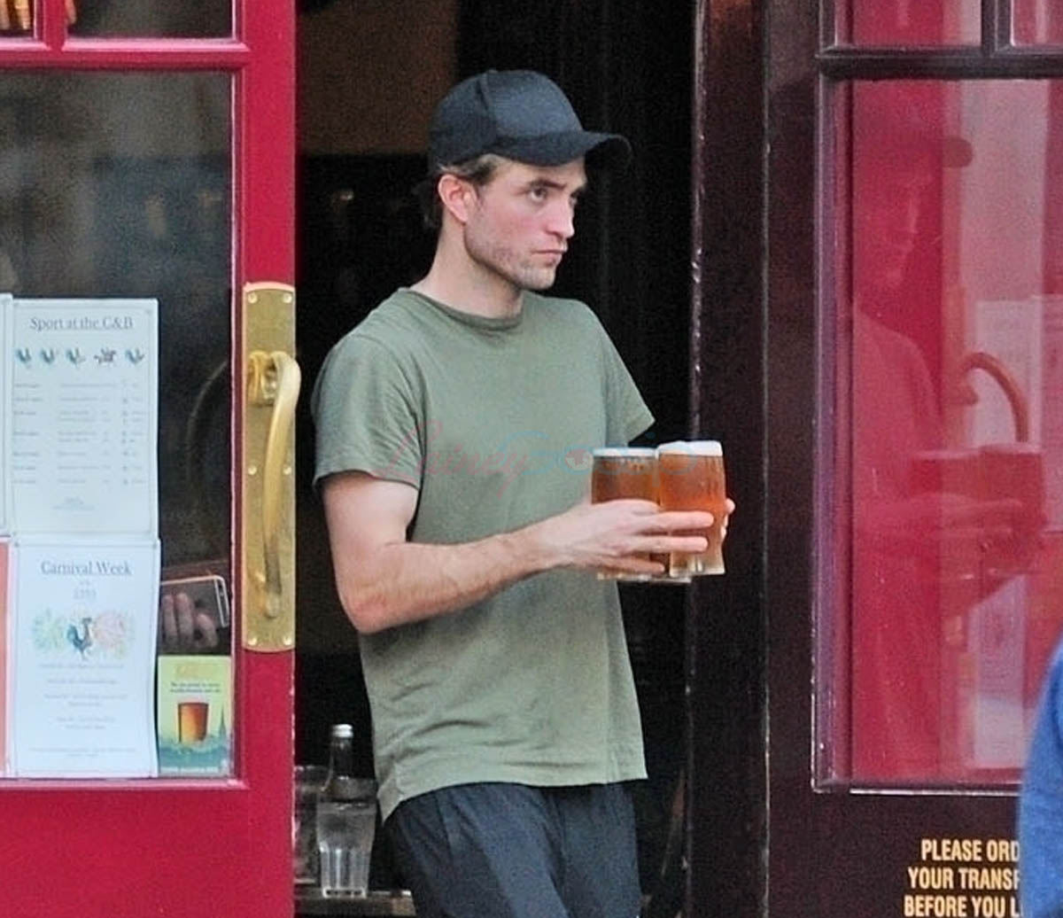 Robert Pattinson’s pub day