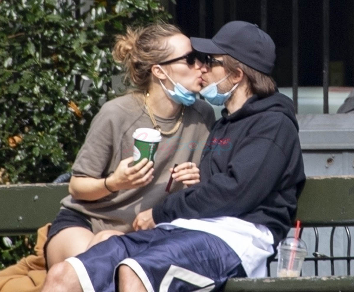 Robert & Suki kiss in the park
