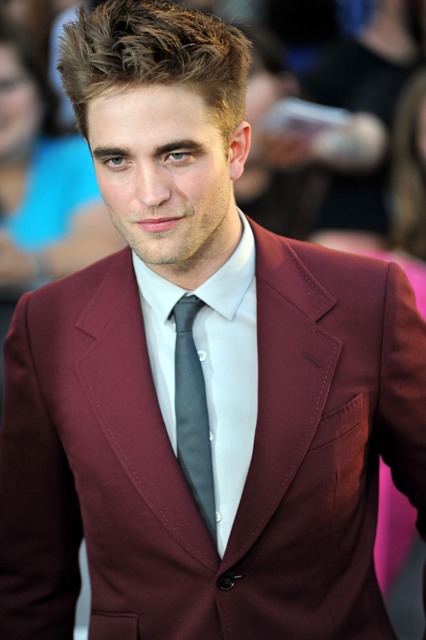 Robert Pattinson sings in a room