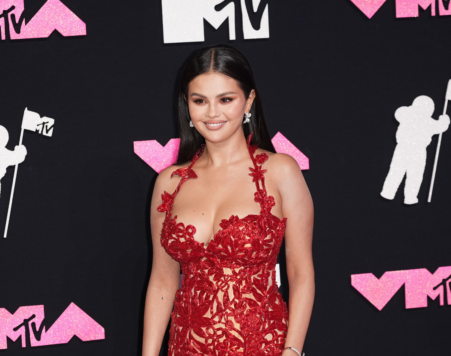 The VMA for Best Cutaways goes to Selena Gomez