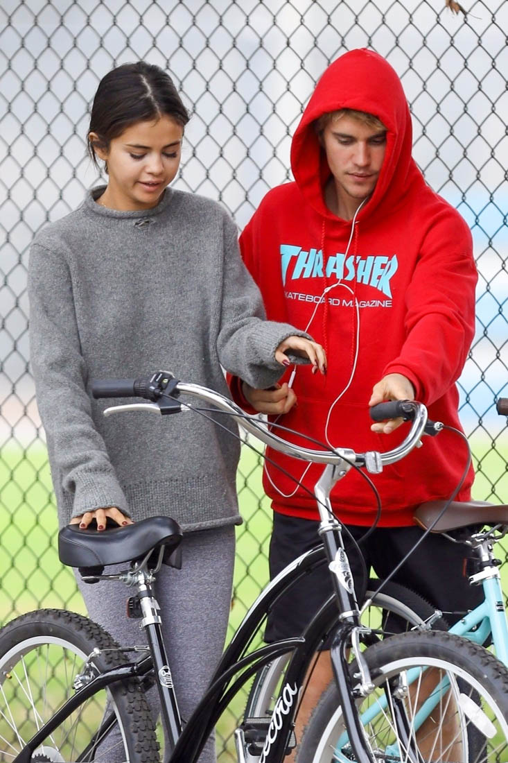 Selena & Justin’s romantic bike ride