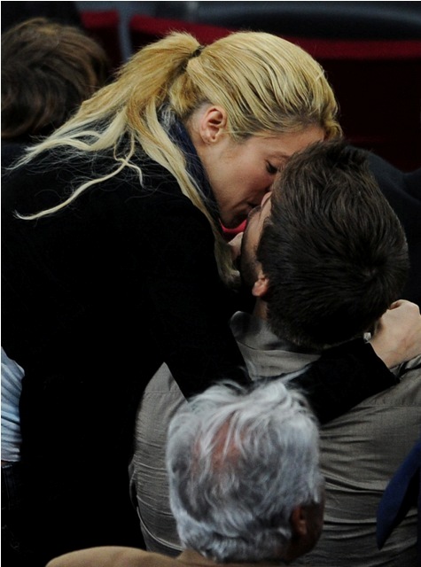 Shaki the fan kissing Sunshine