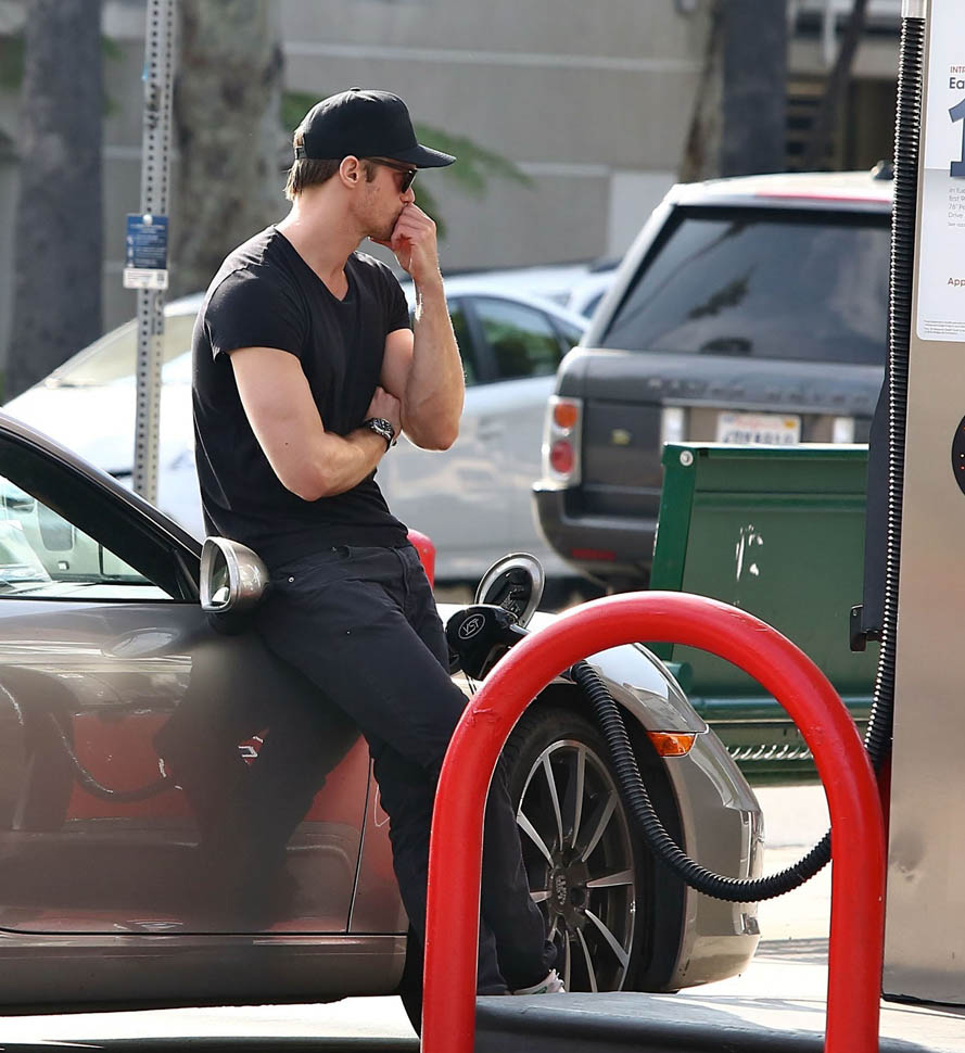 Hands-free Alexander Skarsgard