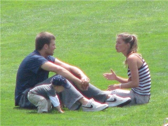 Tom and Gisele: playdate on the field