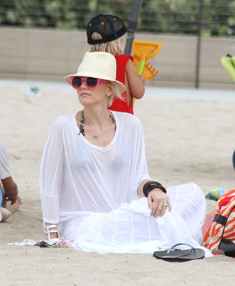 Gwen Stefani: flat abs, new song