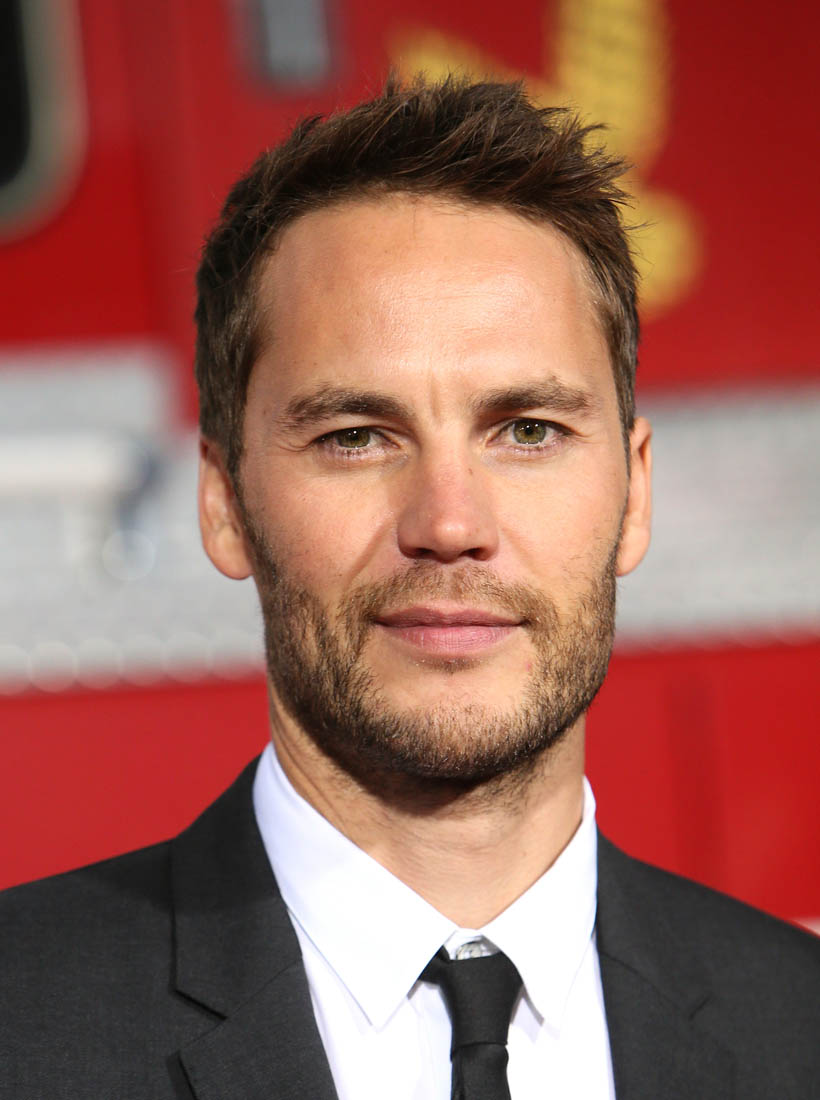 Taylor Kitsch is bad at football