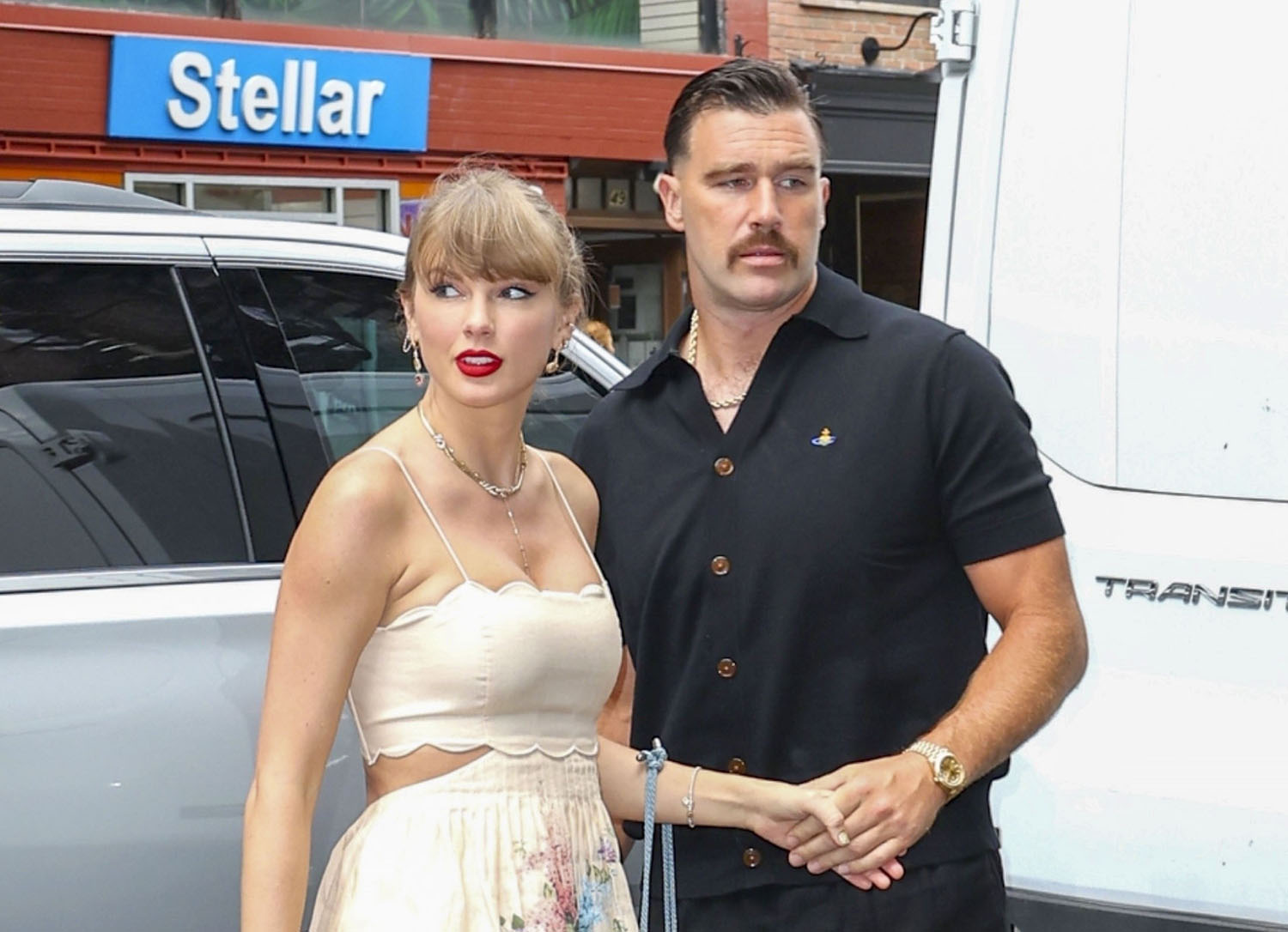 Taylor Swift does that hockey