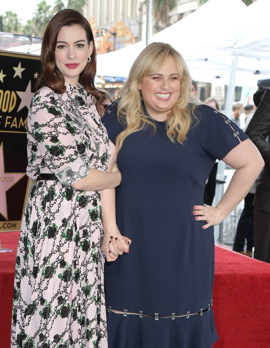 Anne Hathaway and Rebel Wilson in The Hustle