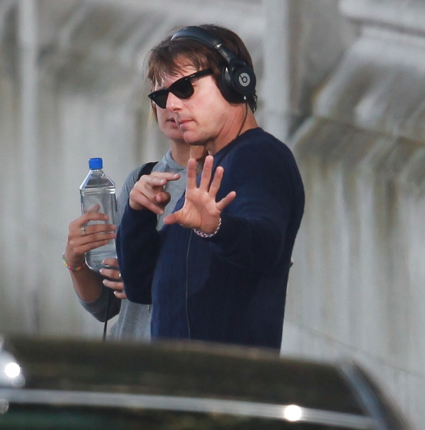 Tom Cruise: single man standing