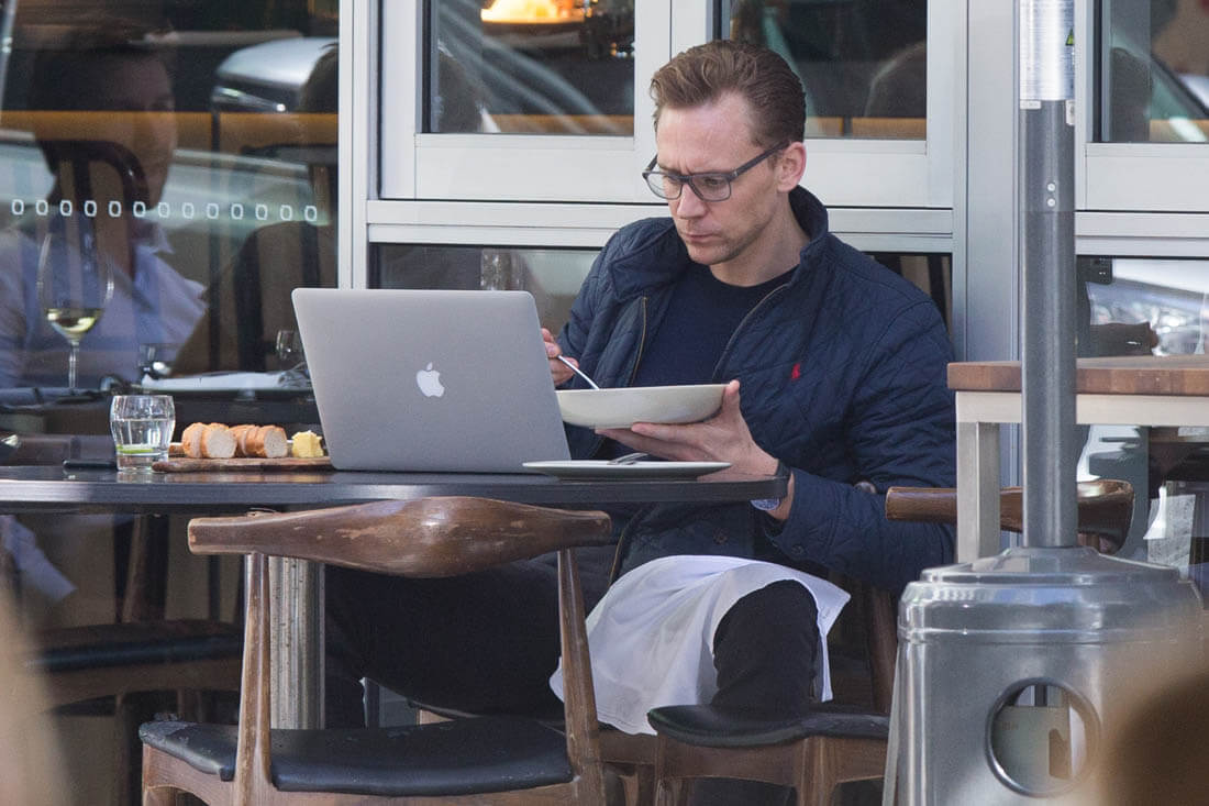 Tom Hiddleston lunches alone